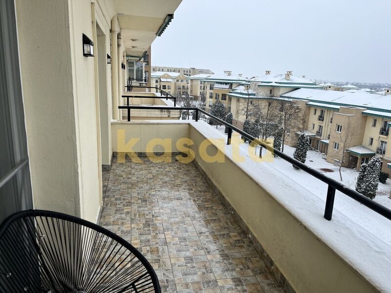 Cosmopolis, terasa, 2 locuri parcare